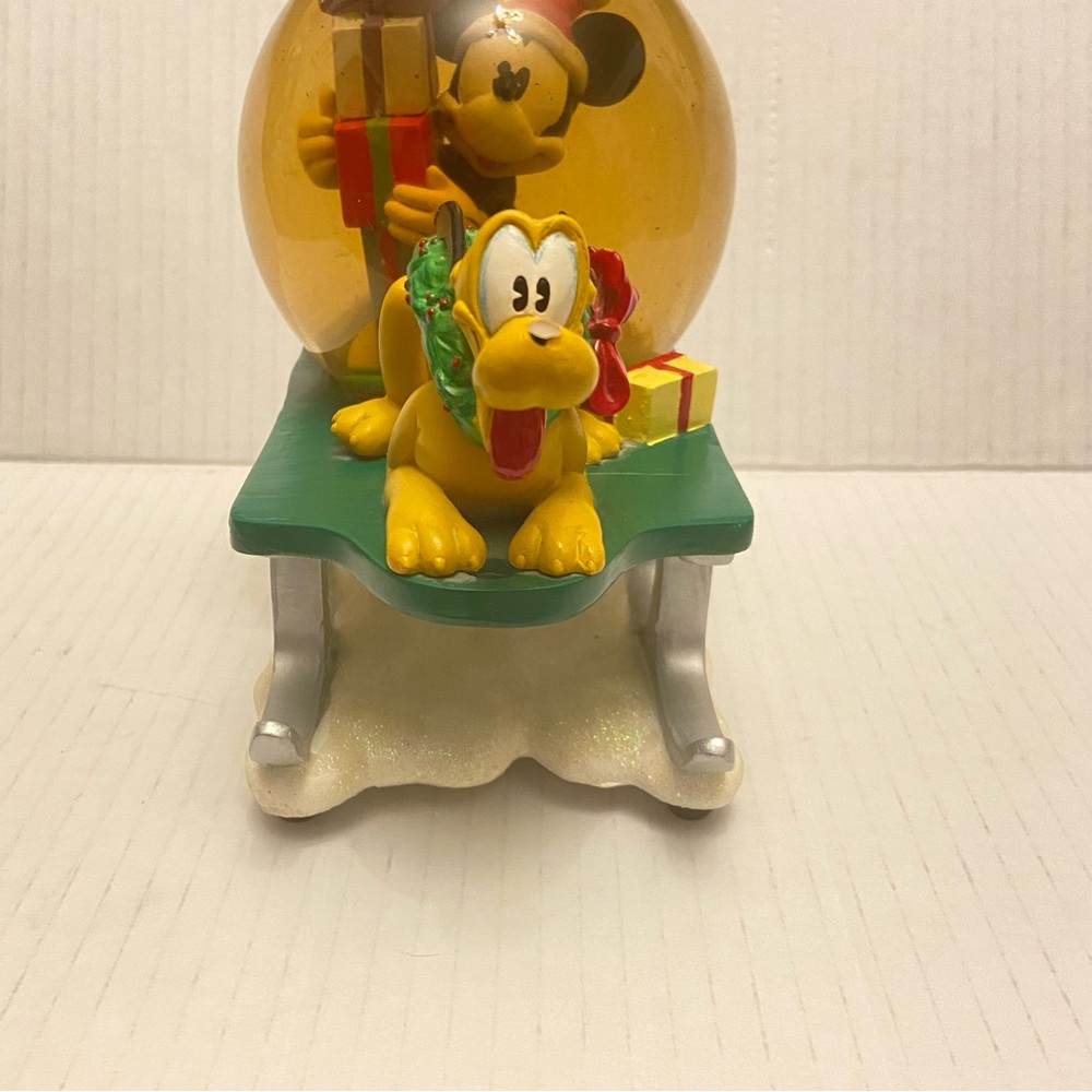 Disney Mickey Mouse Pluto Music Snow Globe Sleigh Plays Here Comes Santa Claus - Picture 6 of 10